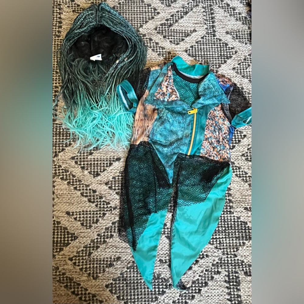 Disney Descendants 2 Uma Costume top and Wig